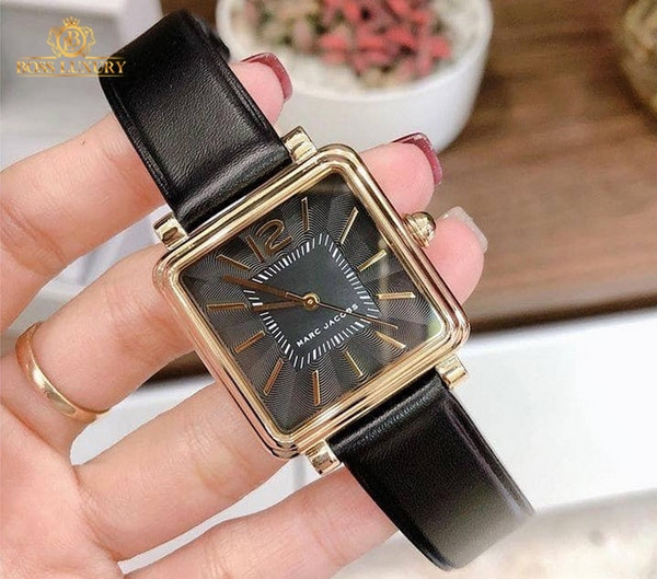 Đồng hồ Marc Jacobs Vic MJ1522 mặt vuông màu đen với dây da trẻ trung