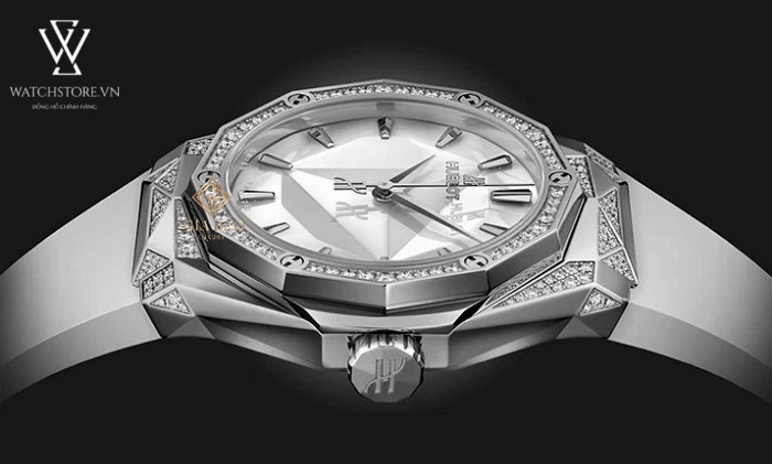 Hublot Classic Fusion Orlinski Titanium White Alternative Pavé đính kim cương, phản ánh mức giá đồng hồ Hublot Classic Fusion sang trọng.
