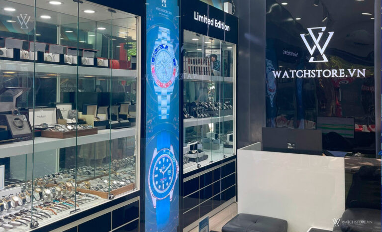 Đội ngũ nhân viên WatchStore tận tâm tư vấn cho khách hàng về đồng hồ Longines, thể hiện cam kết dịch vụ chuyên nghiệp.