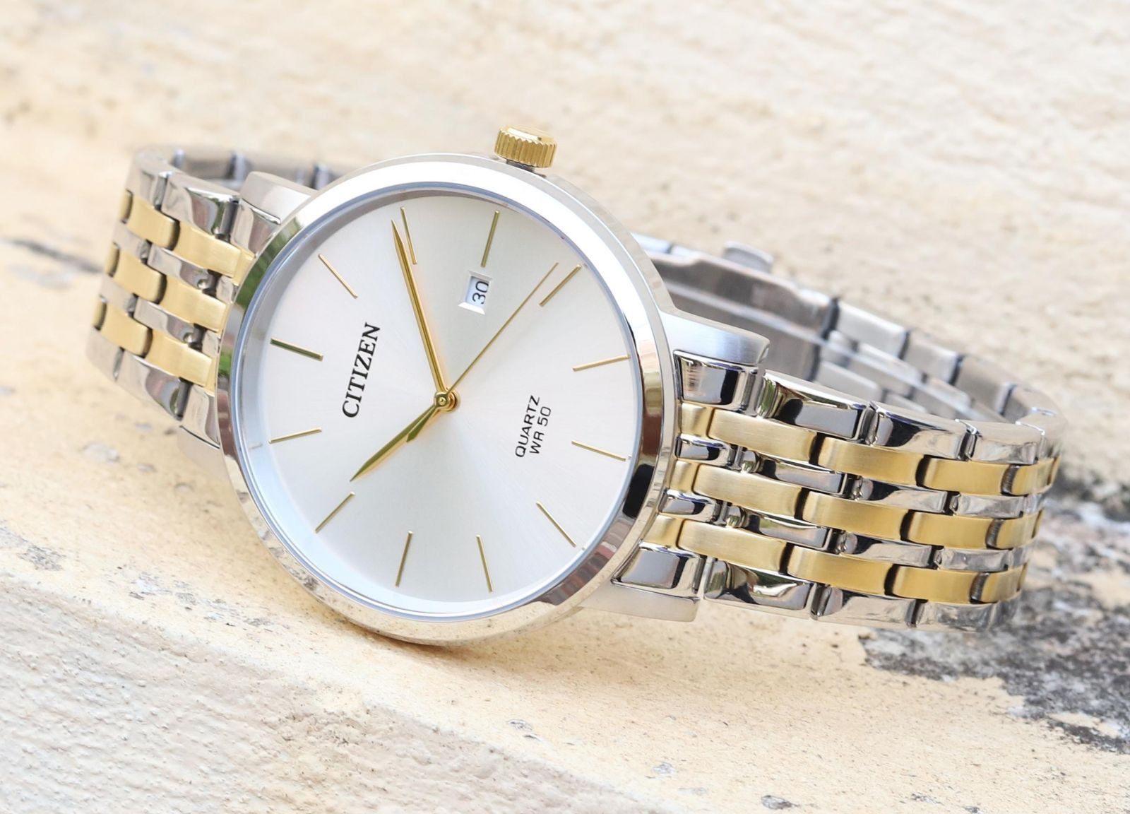 Đồng hồ Citizen Eco-Drive với mặt số hấp thụ ánh sáng