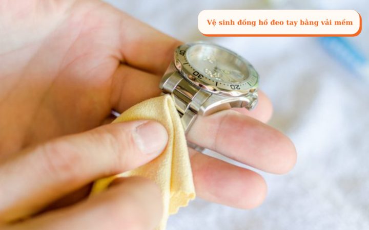 Vệ sinh đồng hồ đeo tay bằng vải mềm định kỳ