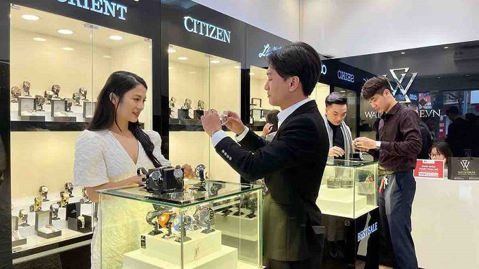 Biểu tượng đồng hồ Hublot Classic Fusion, tượng trưng cho chất lượng và giá trị trên thị trường.