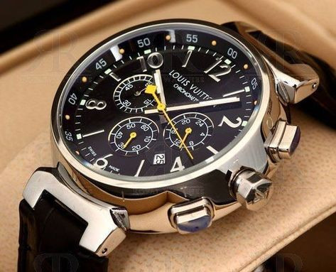 Mặt đồng hồ Louis Vuitton hiển thị các tính năng cơ bản như giờ và ngày, nhấn mạnh sự tiện dụng trong thiết kế thời trang.