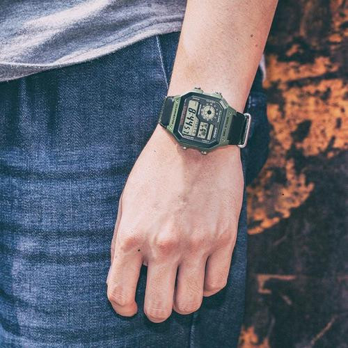 Đồng hồ Casio AE-1200WHB-3BVDF được chụp từ góc độ cận cảnh, tôn vinh chi tiết thiết kế