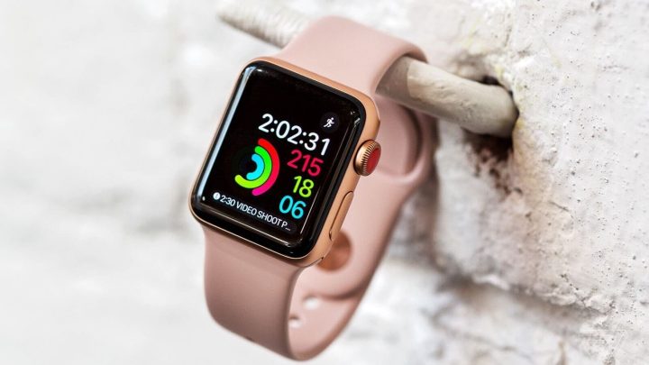 Một chiếc hộp Apple Watch màu trắng tinh tế, biểu tượng cho sản phẩm chính hãng, minh họa cách kiểm tra đồng hồ Apple Watch chính hãng qua bao bì.