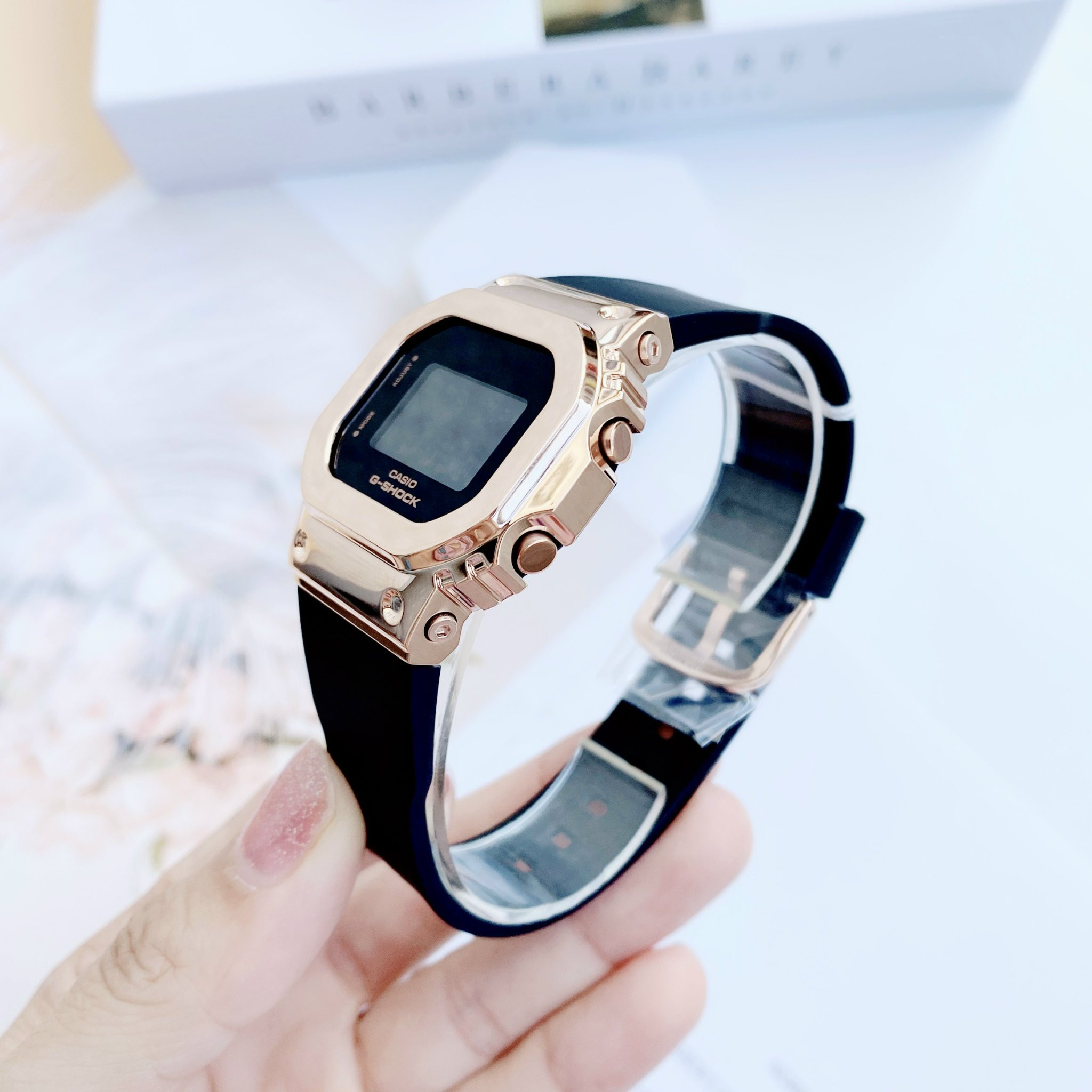 Đồng hồ G-Shock nữ đen hiển thị các tính năng đa dạng, đáp ứng nhu cầu sử dụng hàng ngày