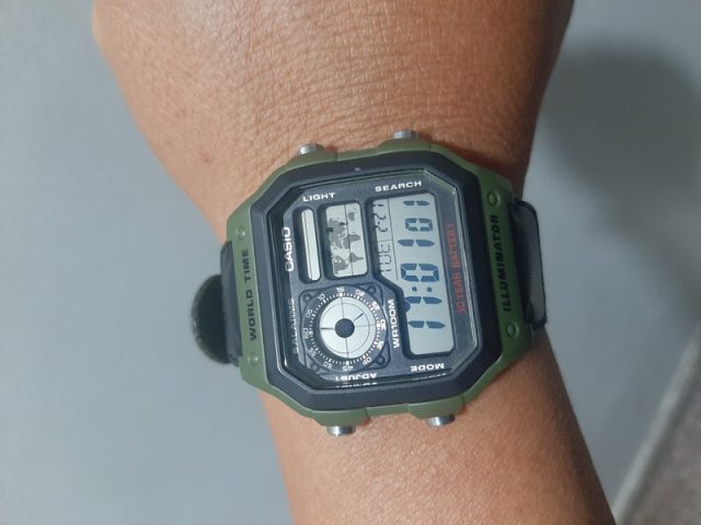 Đồng hồ Casio AE-1200WHB-3BVDF trên cổ tay người dùng, thể hiện phong cách năng động