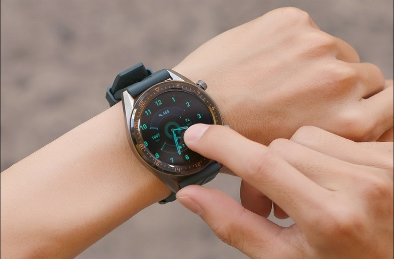 Hình ảnh cận cảnh đồng hồ thông minh Huawei Watch GT Active Edition trên cổ tay
