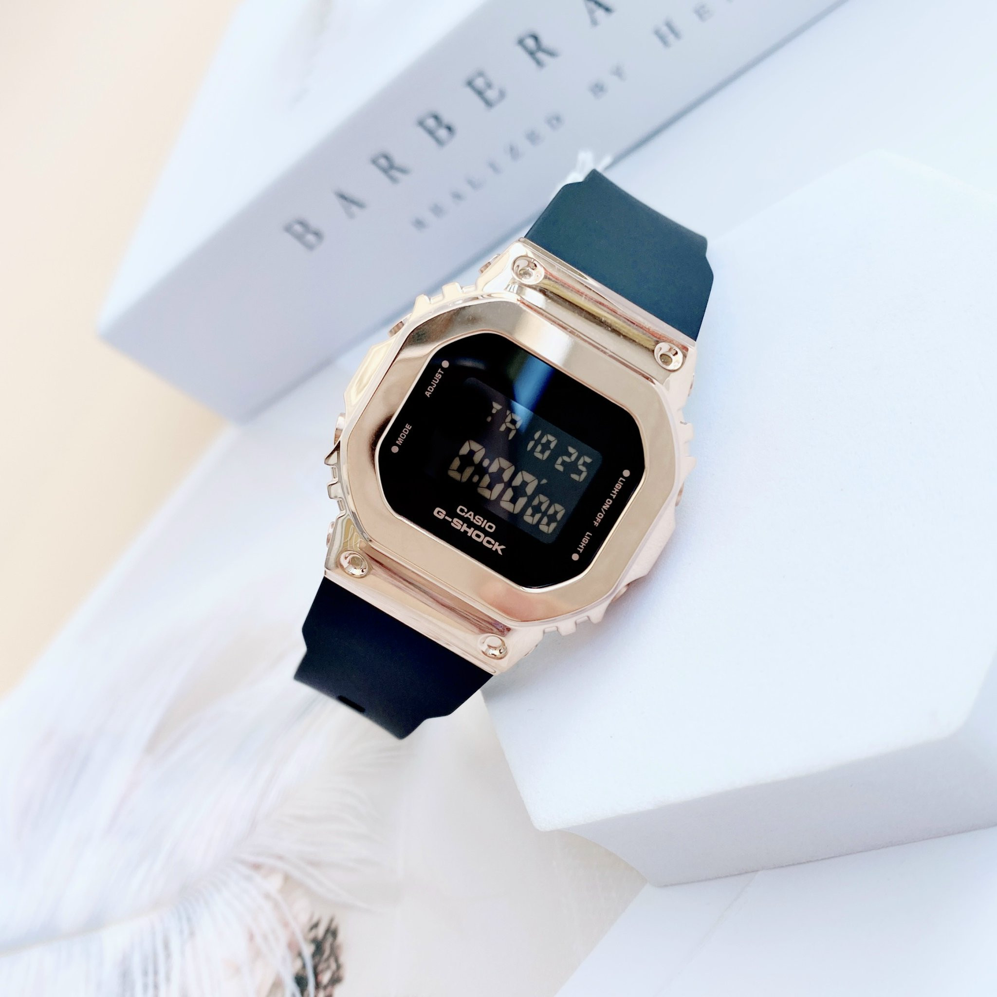 Chi tiết mặt đồng hồ G-Shock nữ đen với viền kim loại và mặt số kỹ thuật số rõ nét