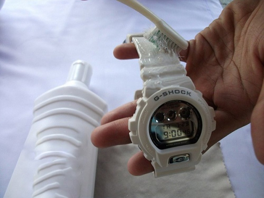 Đồng hồ G-Shock với dây cao su cần được vệ sinh định kỳ để duy trì độ bền và vẻ đẹp.