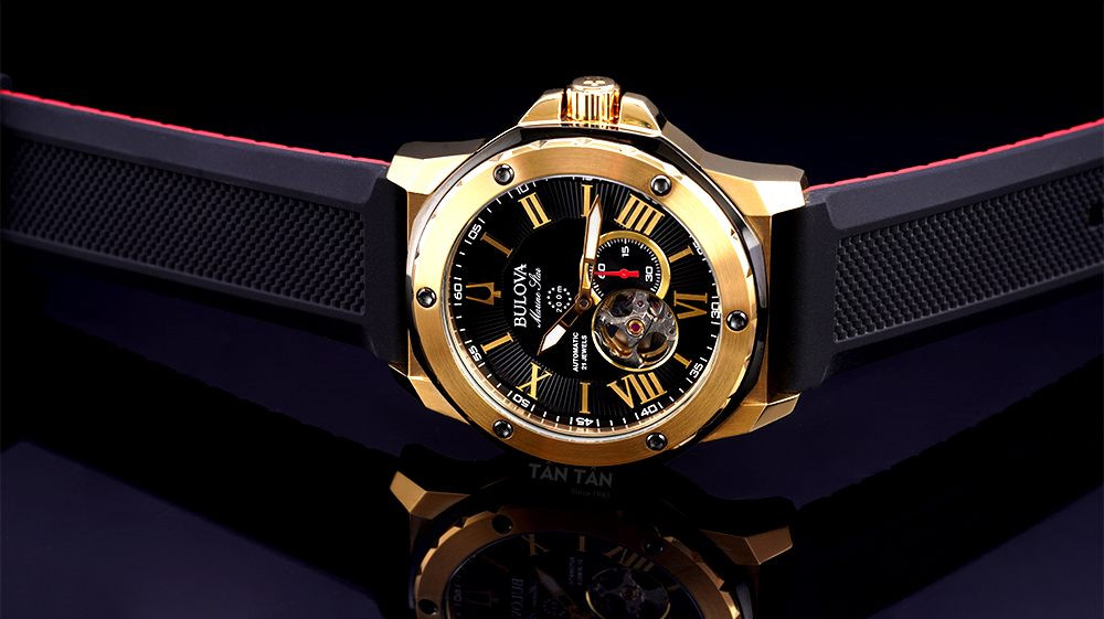 Mẫu đồng hồ nam Bulova Marine Star 98A272 sang trọng với dây đồng hồ cao su cao cấp, phù hợp với phong cách biển.