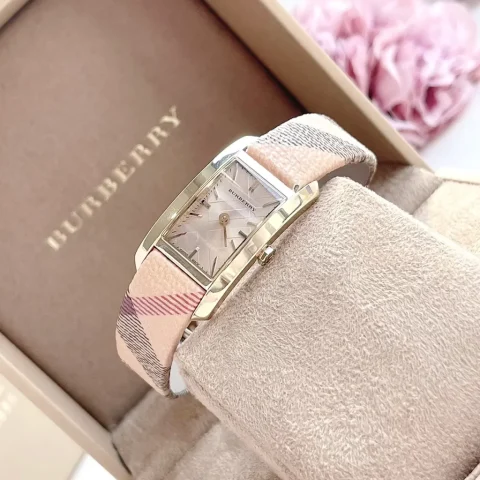 Đồng Hồ Burberry Nữ Mặt Vuông: Tôn Vinh Phong Cách Cổ Điển Hiện Đại Đồng Hồ Burberry Nữ Mặt Vuông: Tôn Vinh Phong Cách Cổ Điển Hiện Đại