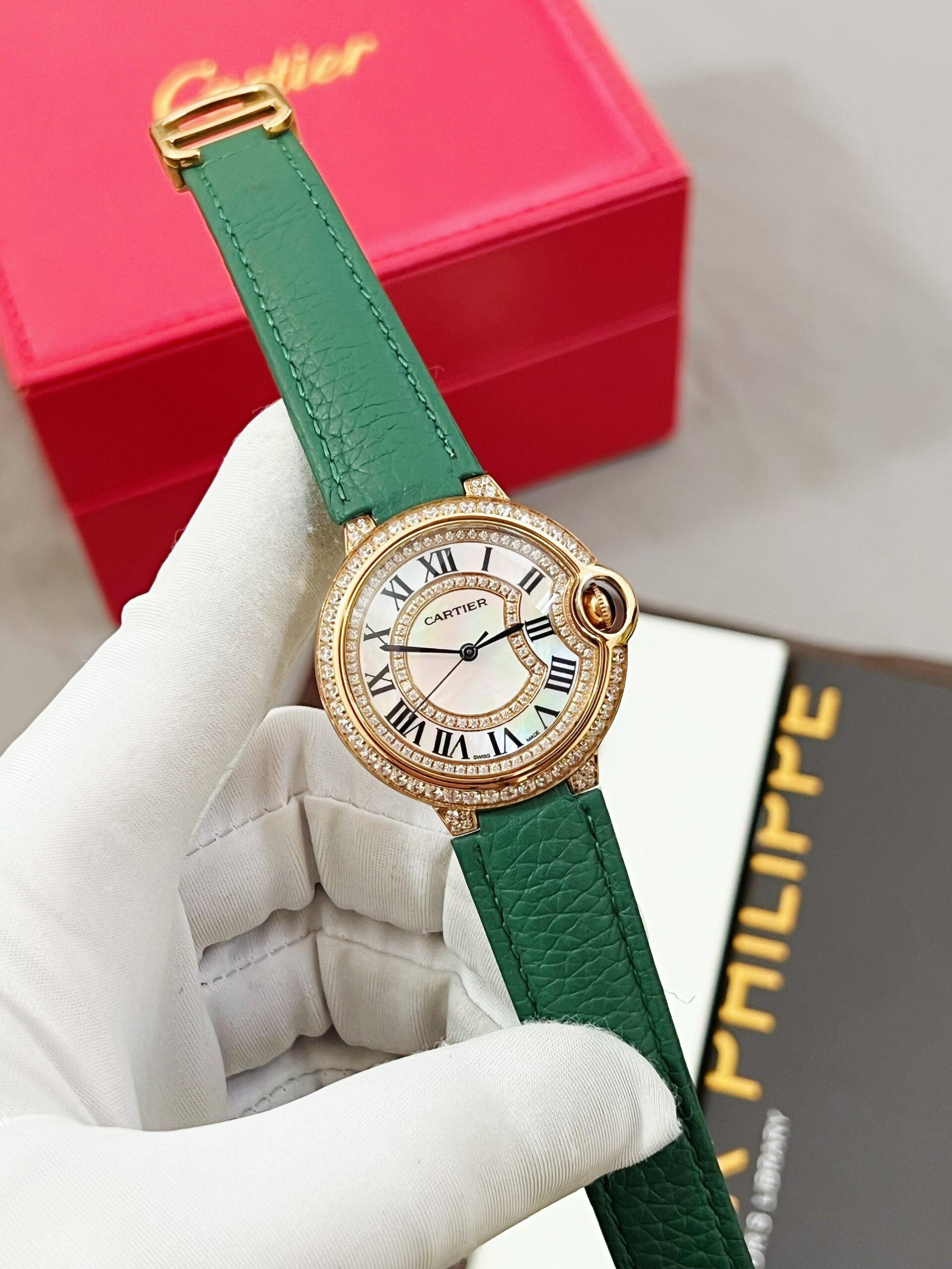 Đồng Hồ Nữ Cartier Dây Kim Loại: Biểu Tượng Sang Trọng Vượt Thời Gian