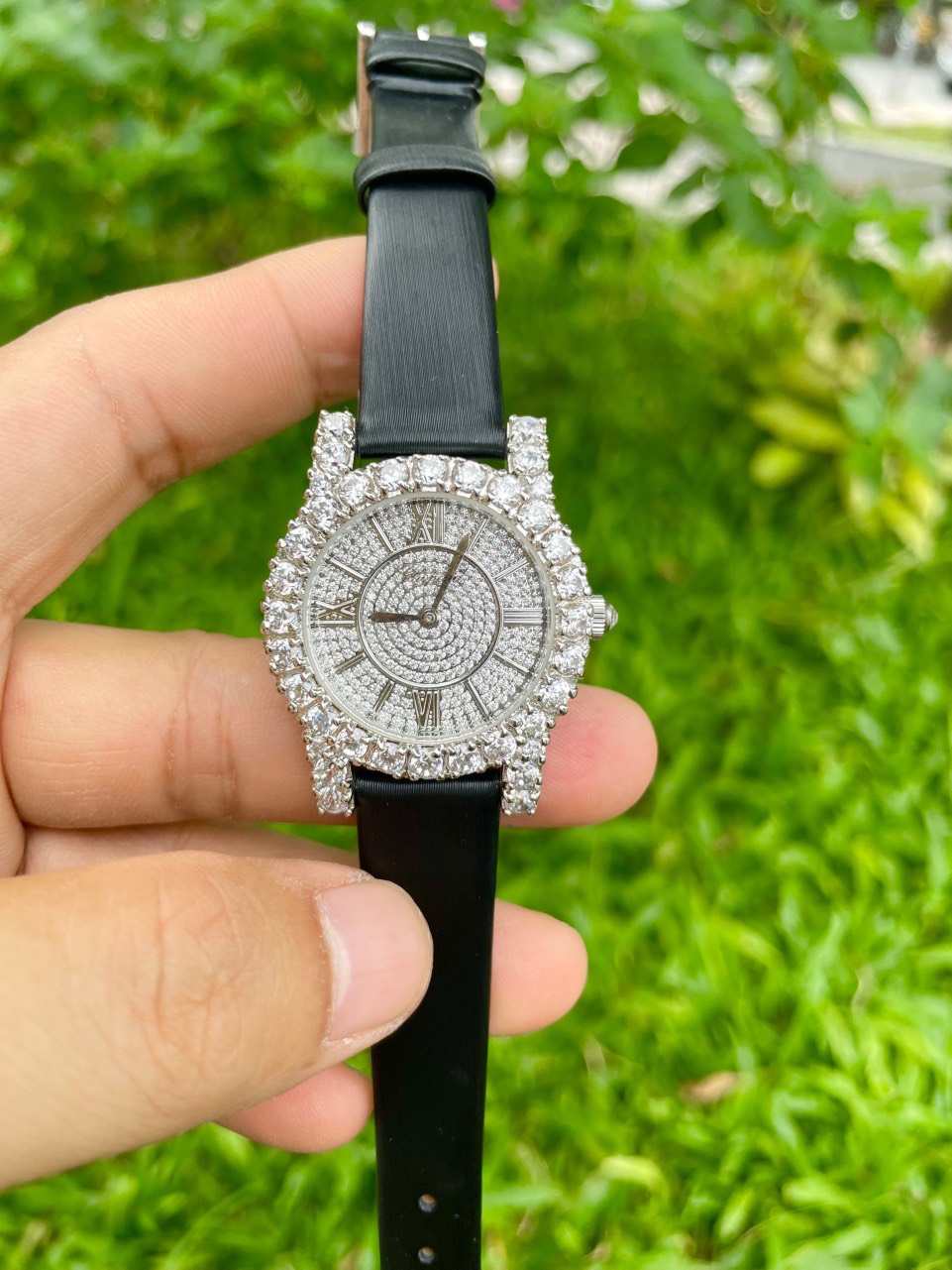 Khám Phá Vẻ Đẹp Vĩnh Cửu Của Đồng Hồ Chopard Nữ Đính Đá: Biểu Tượng Sang Trọng Đẳng Cấp