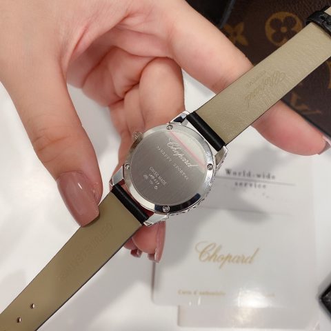 Đồng Hồ Chopard Đính Kim Cương: Biểu Tượng Đẳng Cấp và Nghệ Thuật Chế Tác Vượt Thời Gian Đồng Hồ Chopard Đính Kim Cương: Biểu Tượng Đẳng Cấp và Nghệ Thuật Chế Tác Vượt Thời Gian