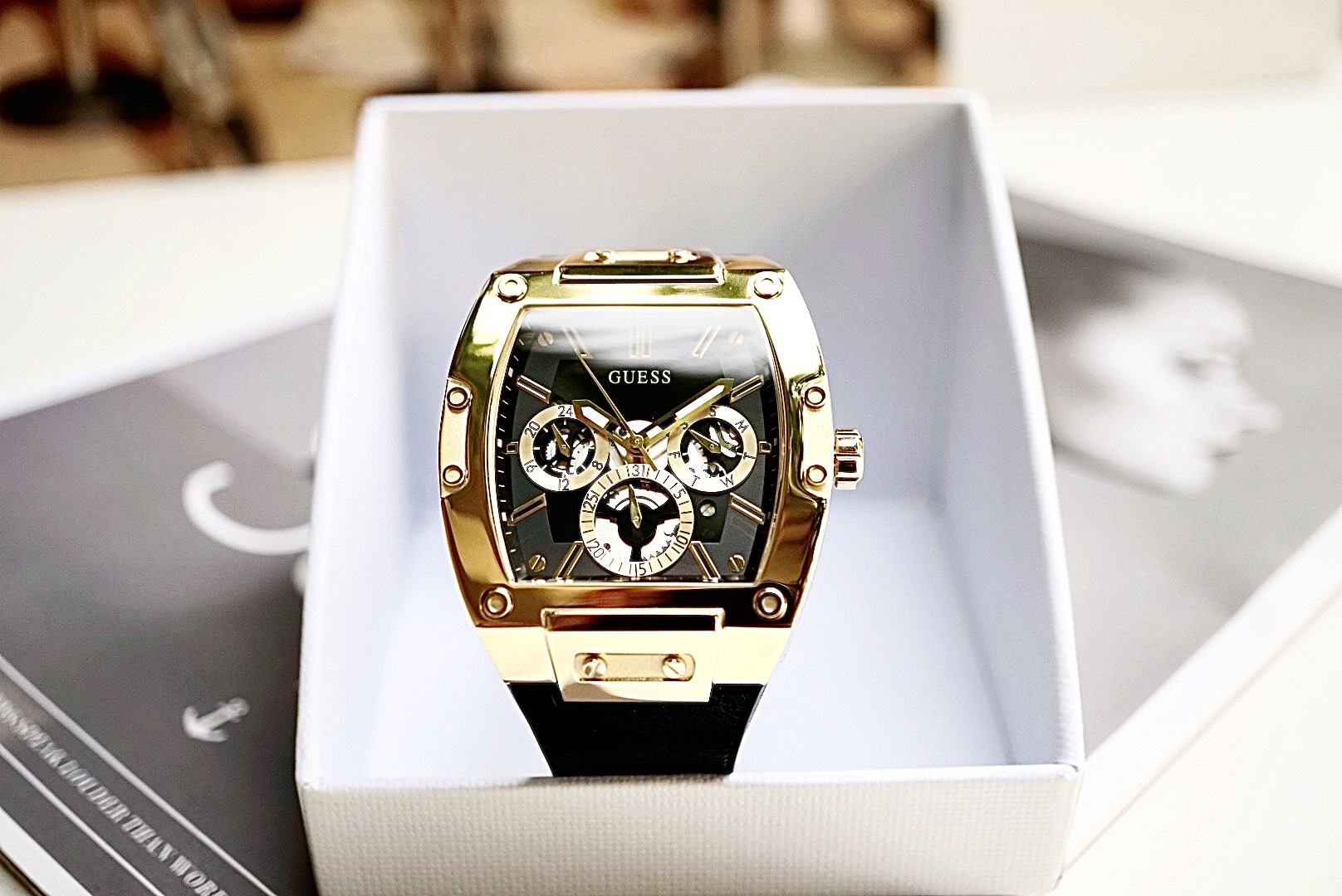 Cách Nhận Biết Đồng Hồ Guess Chính Hãng: Hướng Dẫn Chi Tiết Từ Chuyên Gia