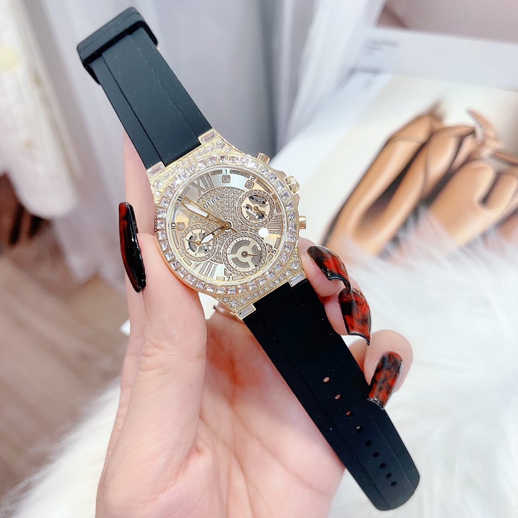 Đồng Hồ Guess Dây Cao Su: Lựa Chọn Đỉnh Cao Cho Phong Cách Năng Động Và Bền Bỉ