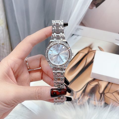 Đồng Hồ Guess Nữ Dây Kim Loại: Biểu Tượng Của Phong Cách và Đẳng Cấp