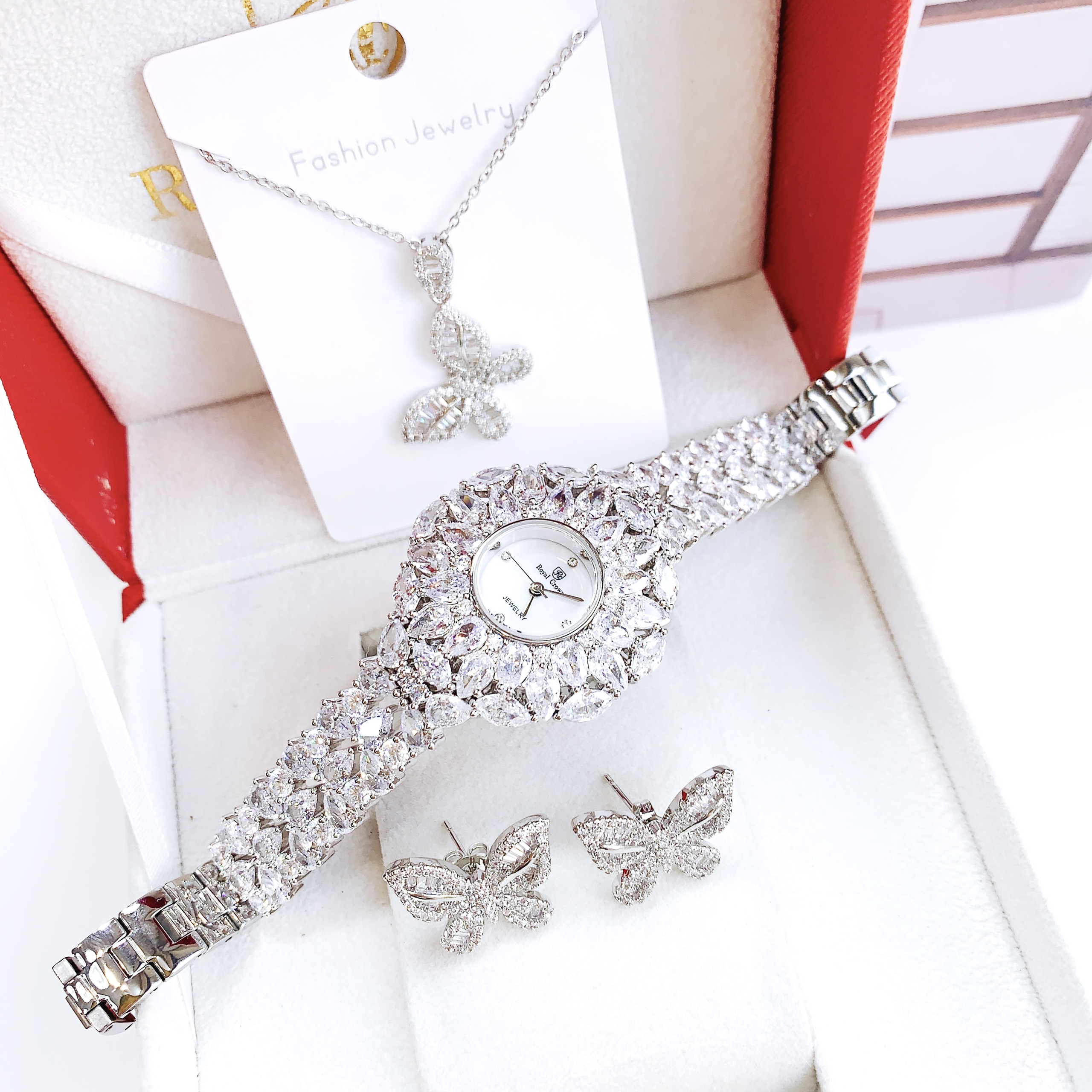 Đồng Hồ Nữ Royal Crown 5308: Biểu Tượng Của Sự Sang Trọng và Tinh Tế