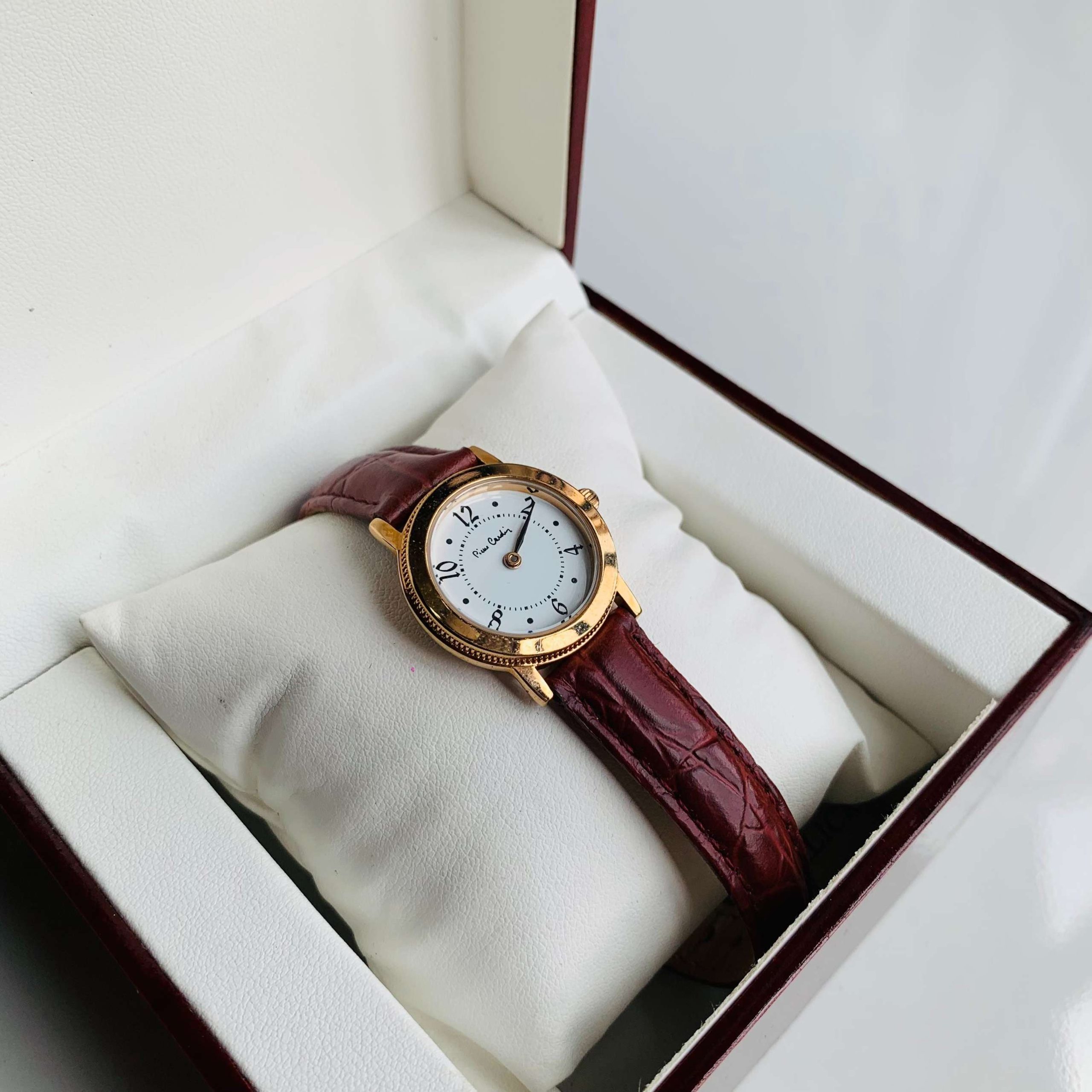 Đồng Hồ Pierre Cardin Dây Da: Biểu Tượng Phong Cách Pháp Thanh Lịch