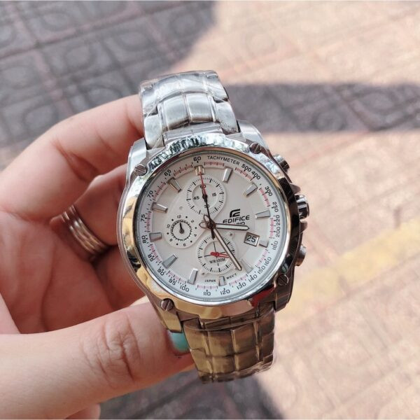 Mặt số và vỏ thép không gỉ của đồng hồ Casio EF-524 với chức năng chronograph