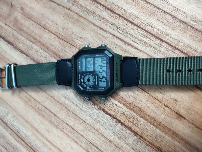 Cận cảnh mặt đồng hồ Casio AE-1200WHB-3BVDF hiển thị các múi giờ thế giới và tính năng cơ bản