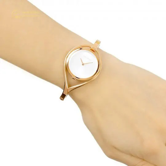 Đồng hồ CK nữ mặt tròn K6L2M616 với mặt kính trắng tinh khiết và vỏ hồng dịu dàng