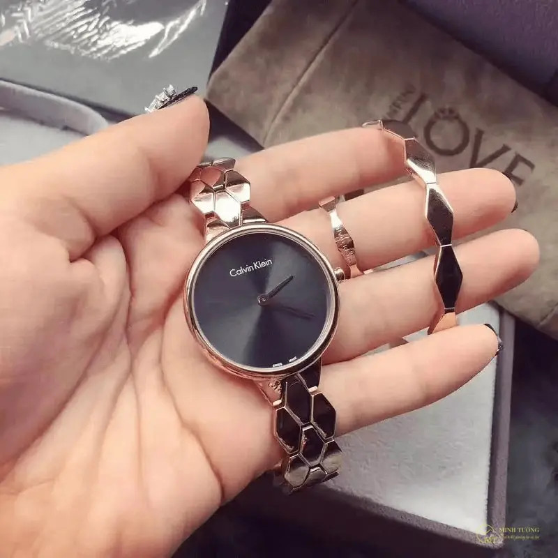 Sự tỉ mỉ trong thiết kế và tính năng ưu việt của đồng hồ CK nữ mặt tròn