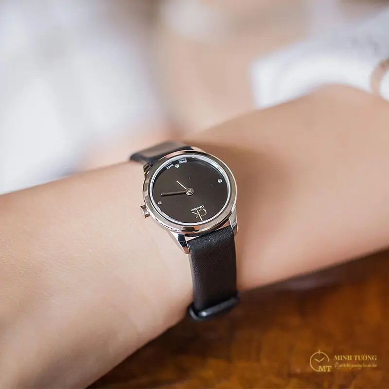 Vẻ đẹp cổ điển kết hợp hiện đại trong từng mẫu đồng hồ CK nữ mặt tròn