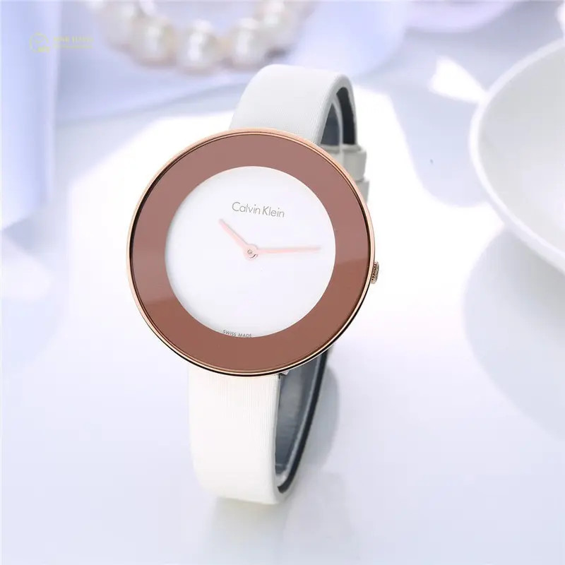 Đồng hồ CK nữ mặt tròn K7N236K2 kết hợp hoàn hảo giữa nét nữ tính và quý phái
