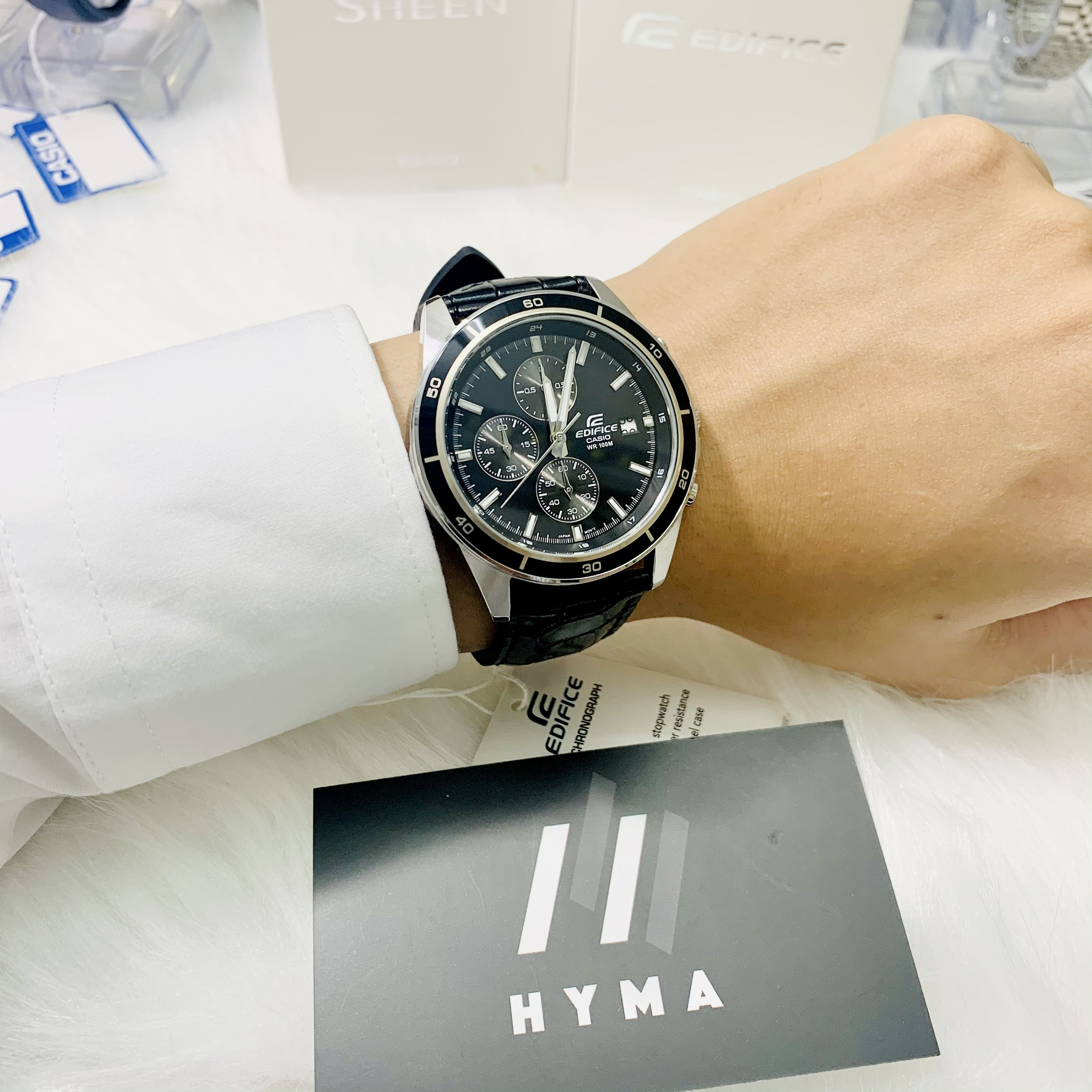 Kiểm tra các chi tiết mặt số và dây đeo của đồng hồ Casio chính hãng