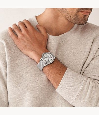Người đeo đồng hồ Fossil mặt kính khoáng trong sinh hoạt hằng ngày