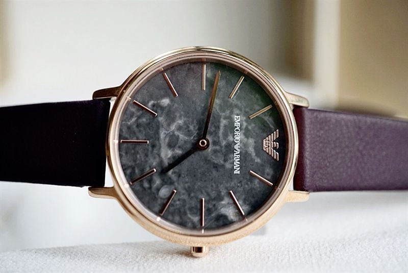 Đồng hồ nữ Emporio Armani dây da trên cổ tay