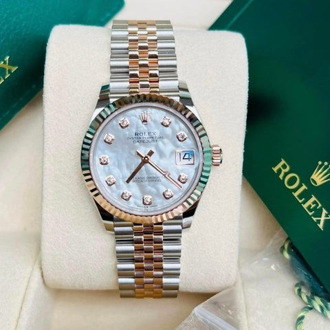 Cận cảnh đồng hồ Rolex mặt xà cừ Datejust 31 màu trắng bạc quyến rũ