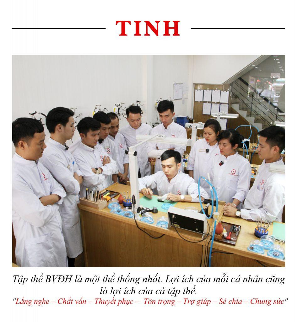 Kỹ thuật viên Bệnh Viện Đồng Hồ Hà Nội làm việc cùng nhau, thể hiện tinh thần đồng đội và chuyên môn cao