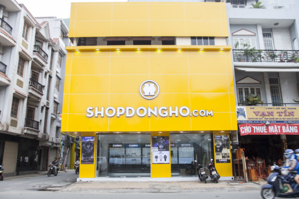 Kỹ thuật viên tại SHOPDONGHO.com đang kiểm tra đồng hồ bằng thiết bị chuyên dụng, đảm bảo quy trình thay pin đồng hồ đạt chuẩn quốc tế