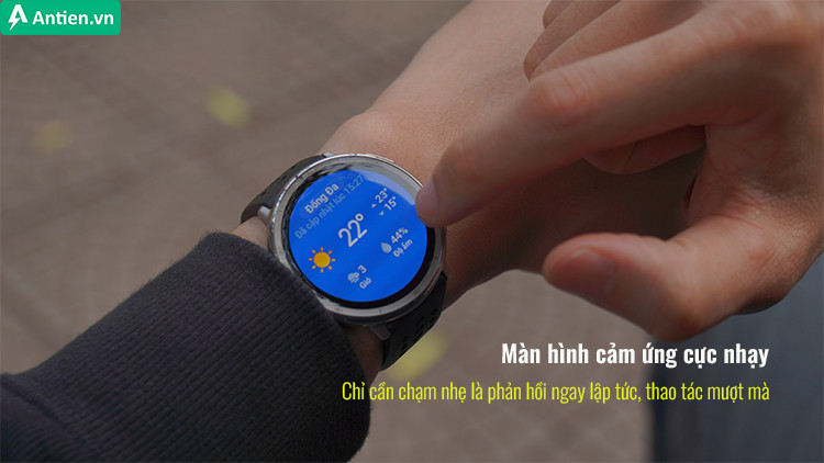Người dùng thao tác cảm ứng và nút bấm trên đồng hồ thông minh Active 2 để điều khiển dễ dàng