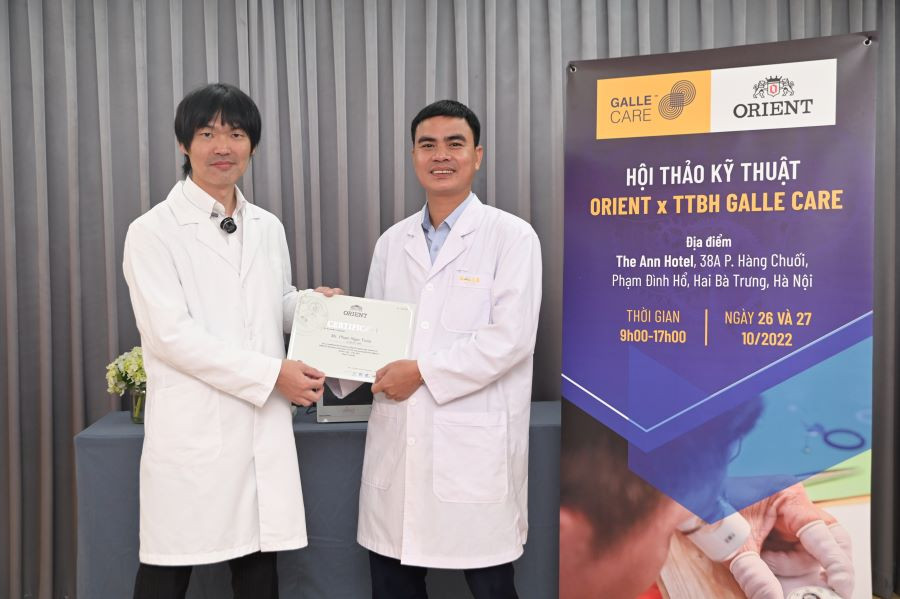 Đội ngũ kỹ thuật viên chuyên nghiệp của Galle Care thực hiện sửa chữa và thay pin đồng hồ