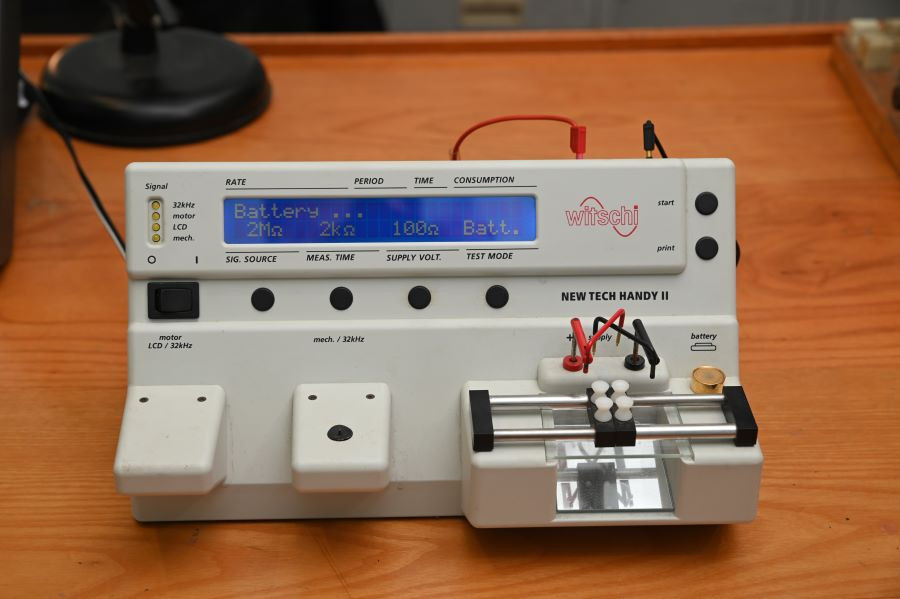 Máy móc công nghệ hiện đại được sử dụng để sửa chữa và bảo dưỡng đồng hồ
