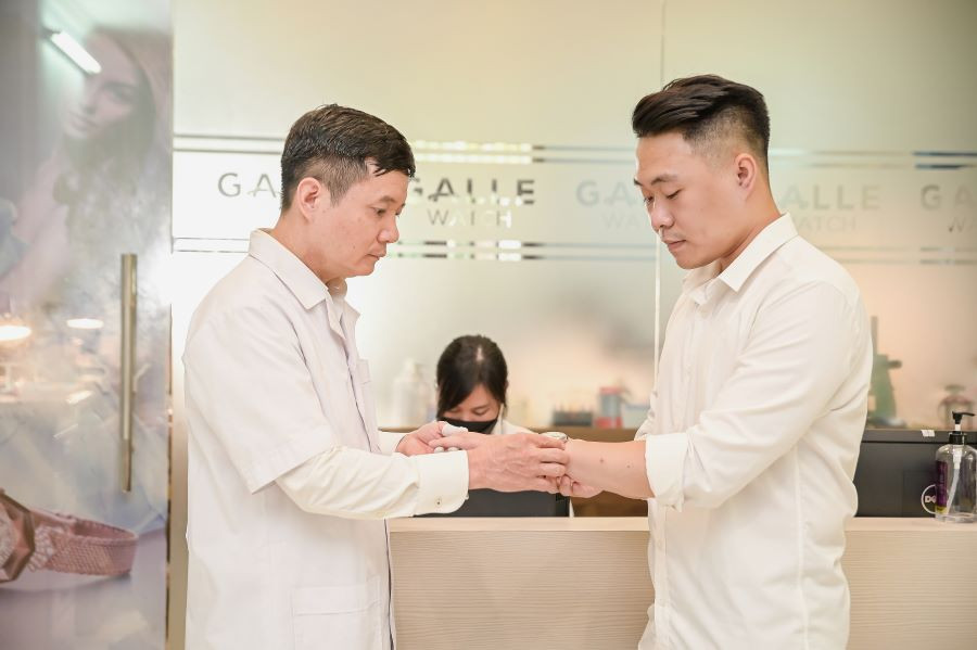 Kỹ thuật viên Galle Care tư vấn trực tiếp về tình trạng cần sửa chữa thay pin đồng hồ cho khách hàng