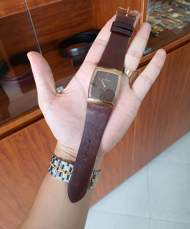 Chuyên gia thay dây da đồng hồ Skagen hình vuông