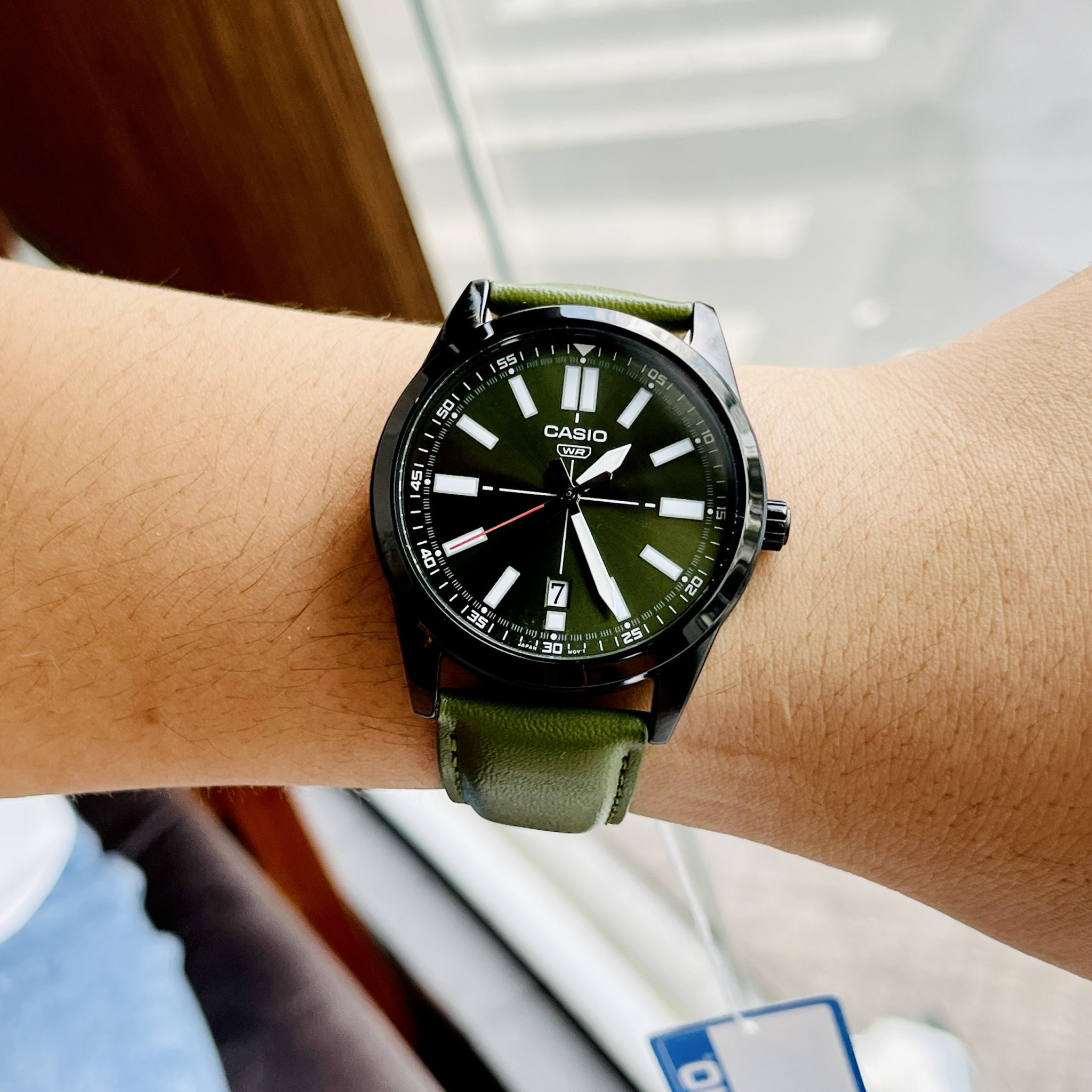 Hình ảnh đồng hồ Casio nam mặt xanh MTP VD02BL-3E khi đeo trên tay