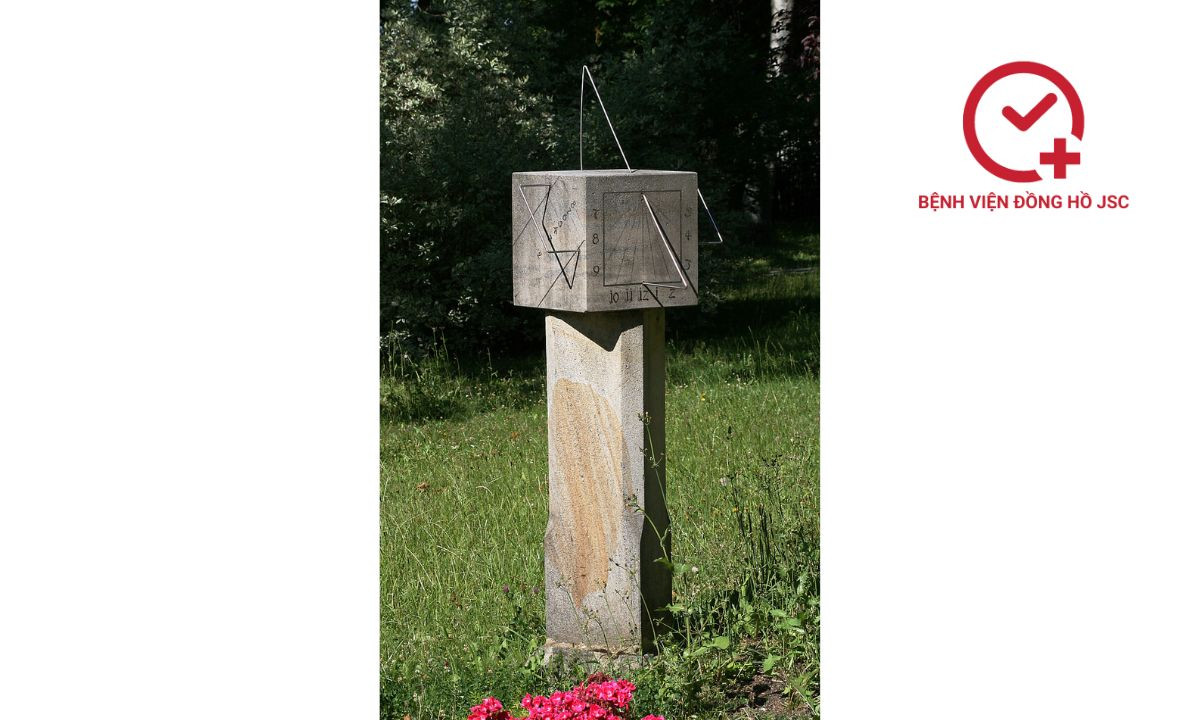 Ánh sáng mặt trời và bóng đổ trên đồng hồ sundial