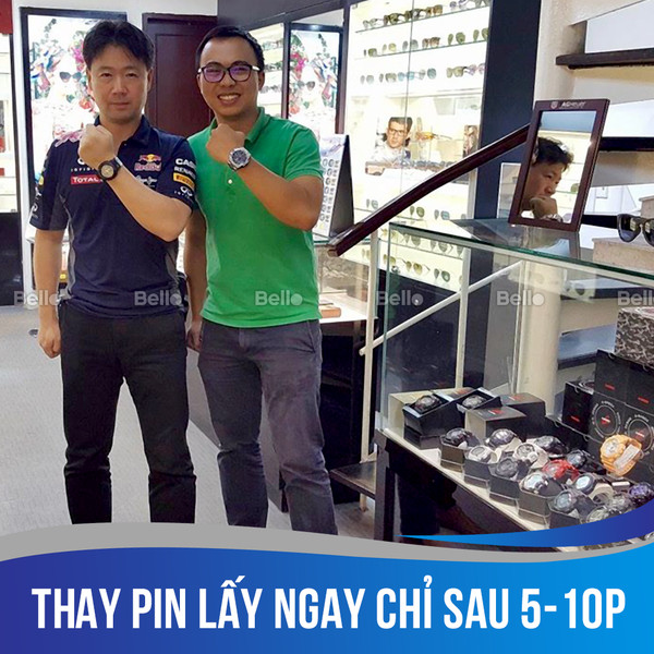 Khách hàng nhận lại đồng hồ G Shock sau khi thay pin nhanh chóng và an toàn