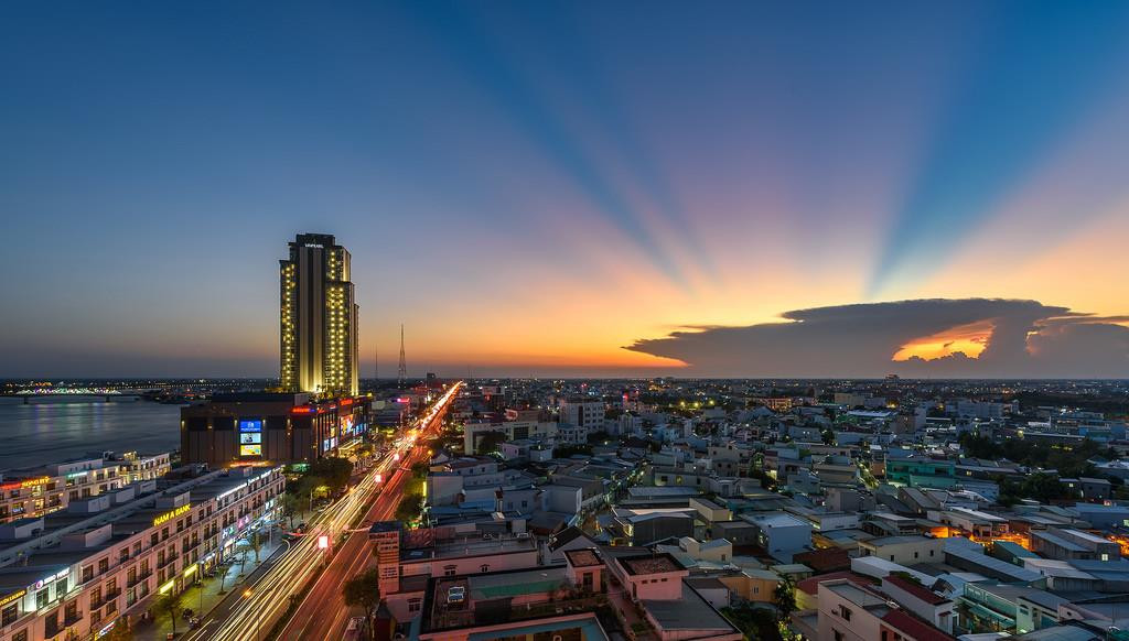 Bình minh trên dòng sông Cần Thơ, biểu tượng cho sự phát triển kinh tế và thị trường thu mua đồng hồ cũ sôi động tại thủ phủ miền Tây.