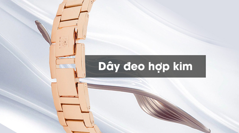 Chi tiết dây đeo kim loại bền đẹp và khóa cài tiện lợi của đồng hồ Anne Klein AK/1362RGRG