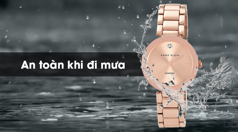 Đồng hồ Anne Klein AK/1362RGRG trên tay, minh họa khả năng chống nước 3 ATM cho sử dụng hàng ngày