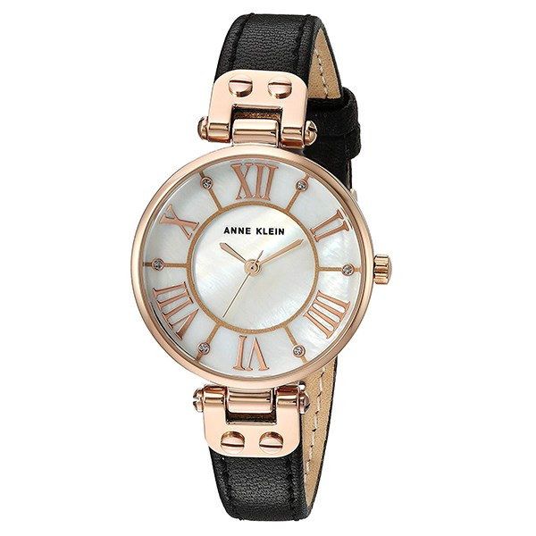 Mẫu đồng hồ Anne Klein mặt tròn AK/2718RGBK với chi tiết vàng nổi bật trên nền đen.