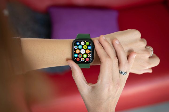 Cận cảnh Apple Watch Series 7 trên cổ tay, thể hiện thiết kế sang trọng và tính năng hiện đại của dòng đồng hồ thông minh Apple