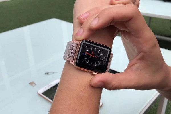 Minh họa Apple Watch và điện thoại Android, cảnh báo về khả năng không kết nối được với đồng hồ thông minh khác nền tảng.